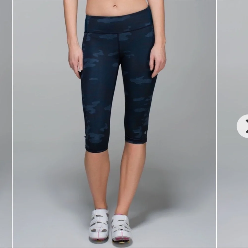 Lululemon Camo Leggings - Clip-in Crop - Alberta Lake Navy Blue - sz 4